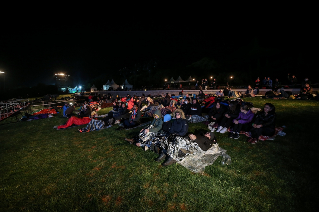 Avustralya ve Yeni Zelandalılar "Şafak Ayini" için Anzak Koyu'nda